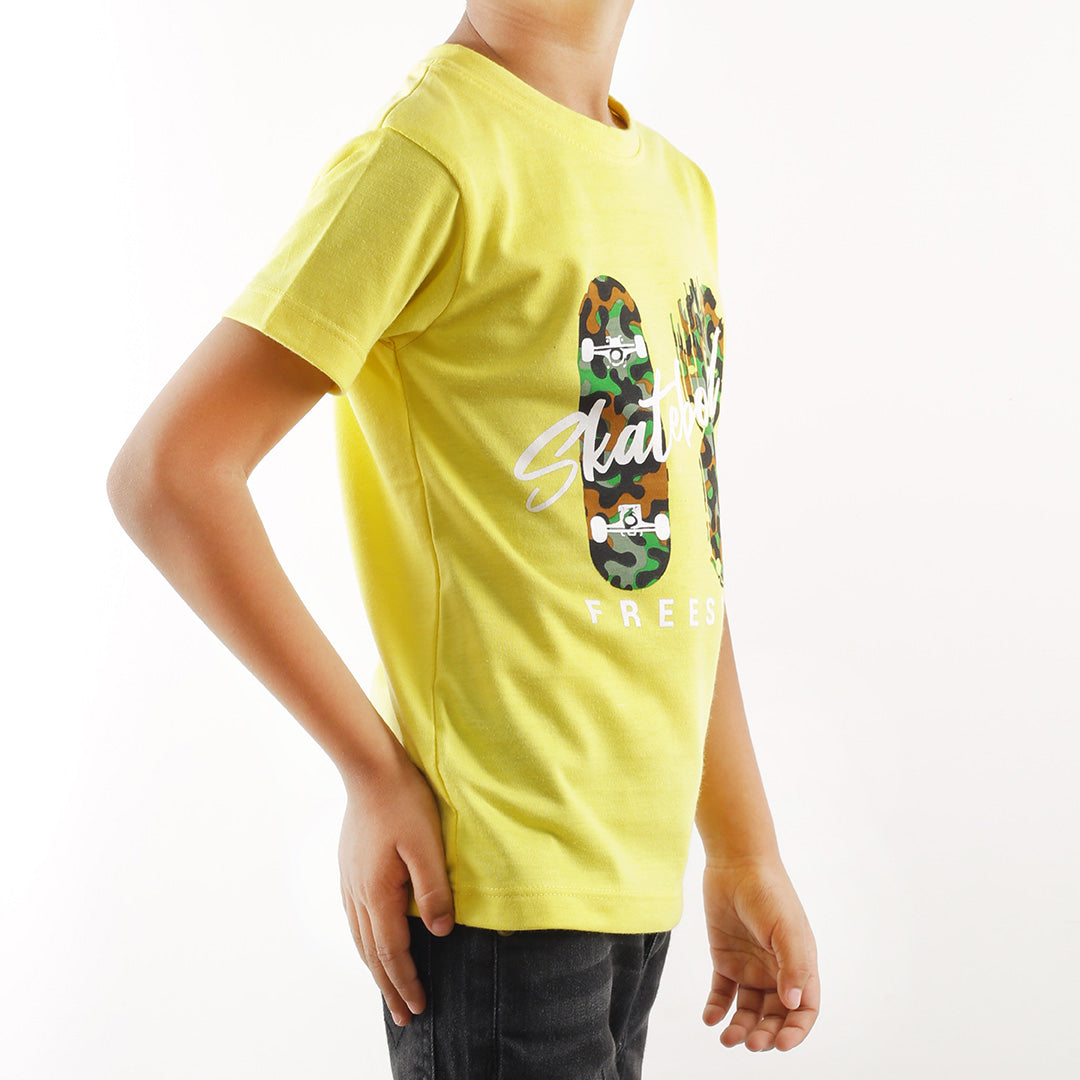 KID'S YELLOW SKATEBOARD 18 FREESTYLE PRINT T-SHIRT