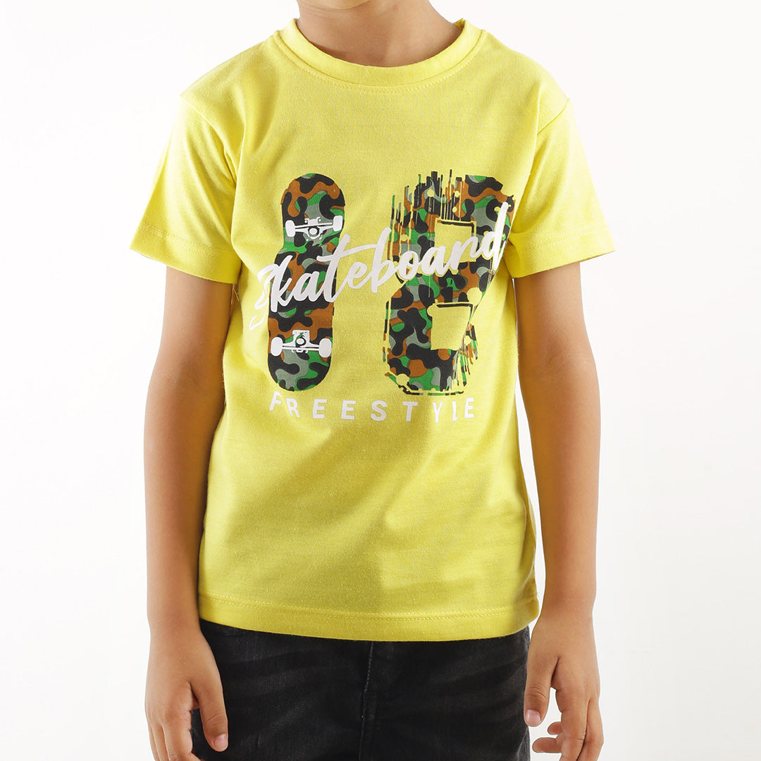 KID'S YELLOW SKATEBOARD 18 FREESTYLE PRINT T-SHIRT