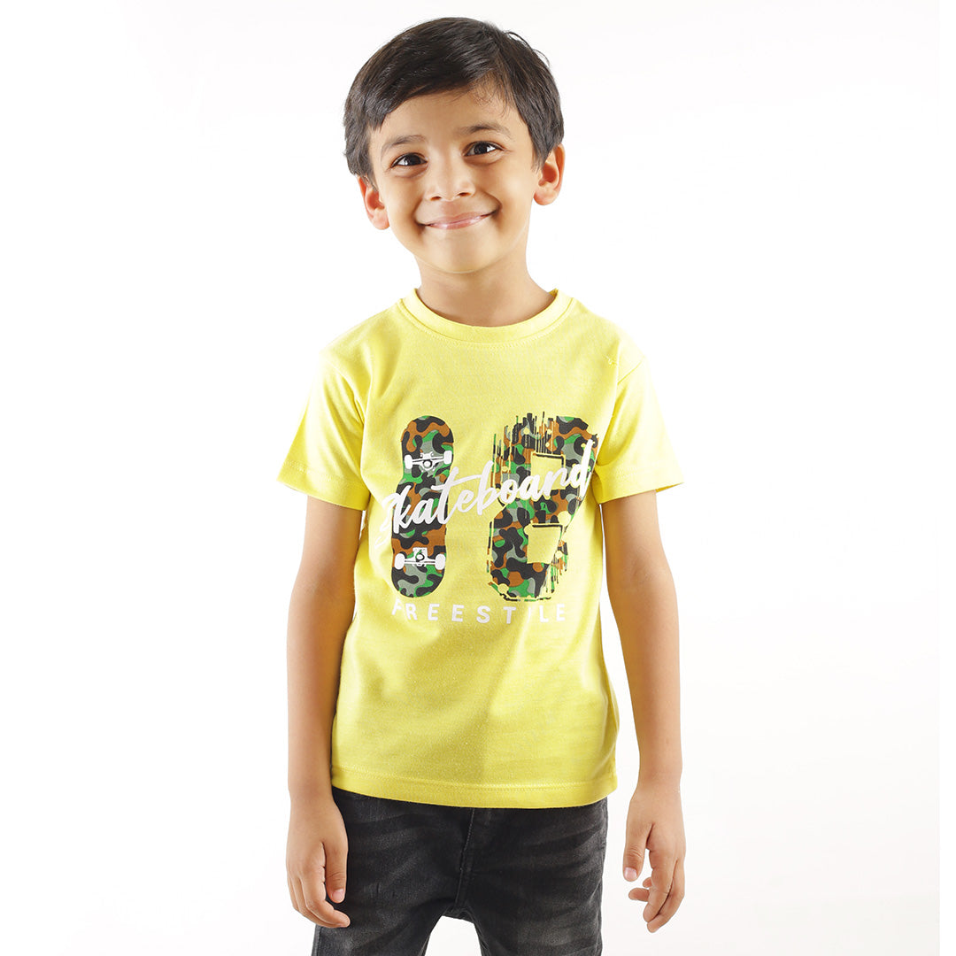 KID'S YELLOW SKATEBOARD 18 FREESTYLE PRINT T-SHIRT